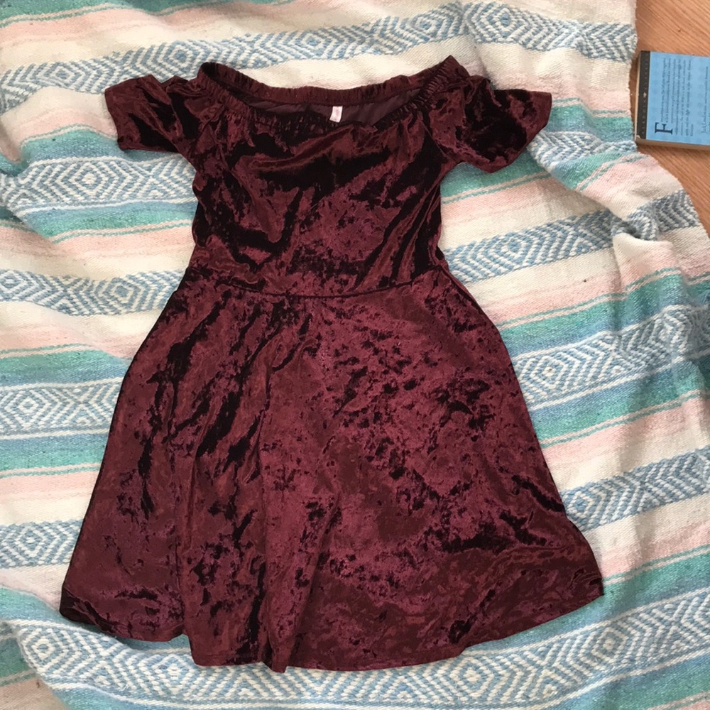 A velvet dress - Picture 1 of 2